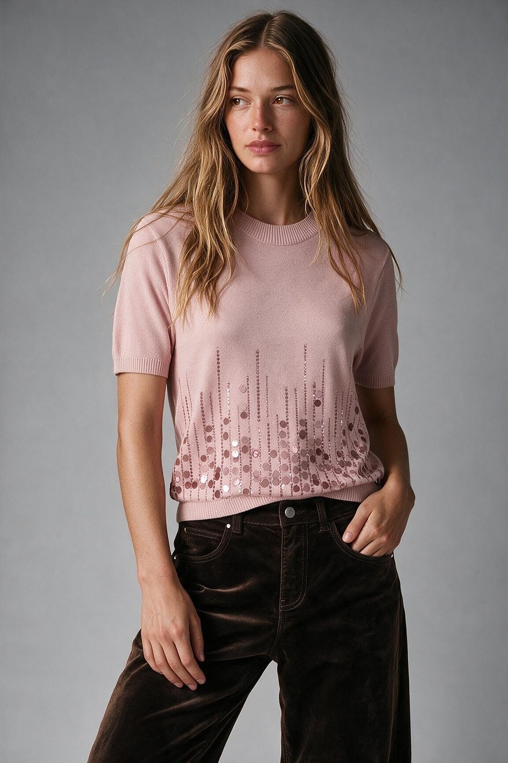 Top de punto fino rosa claro con dobladillo de lentejuelas y manga corta