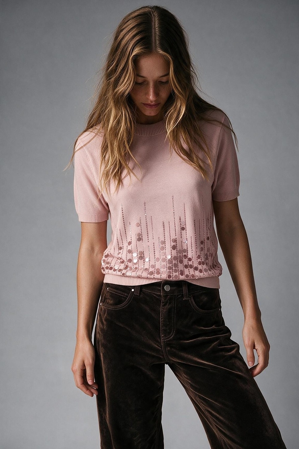 Top de punto fino rosa claro con dobladillo de lentejuelas y manga corta