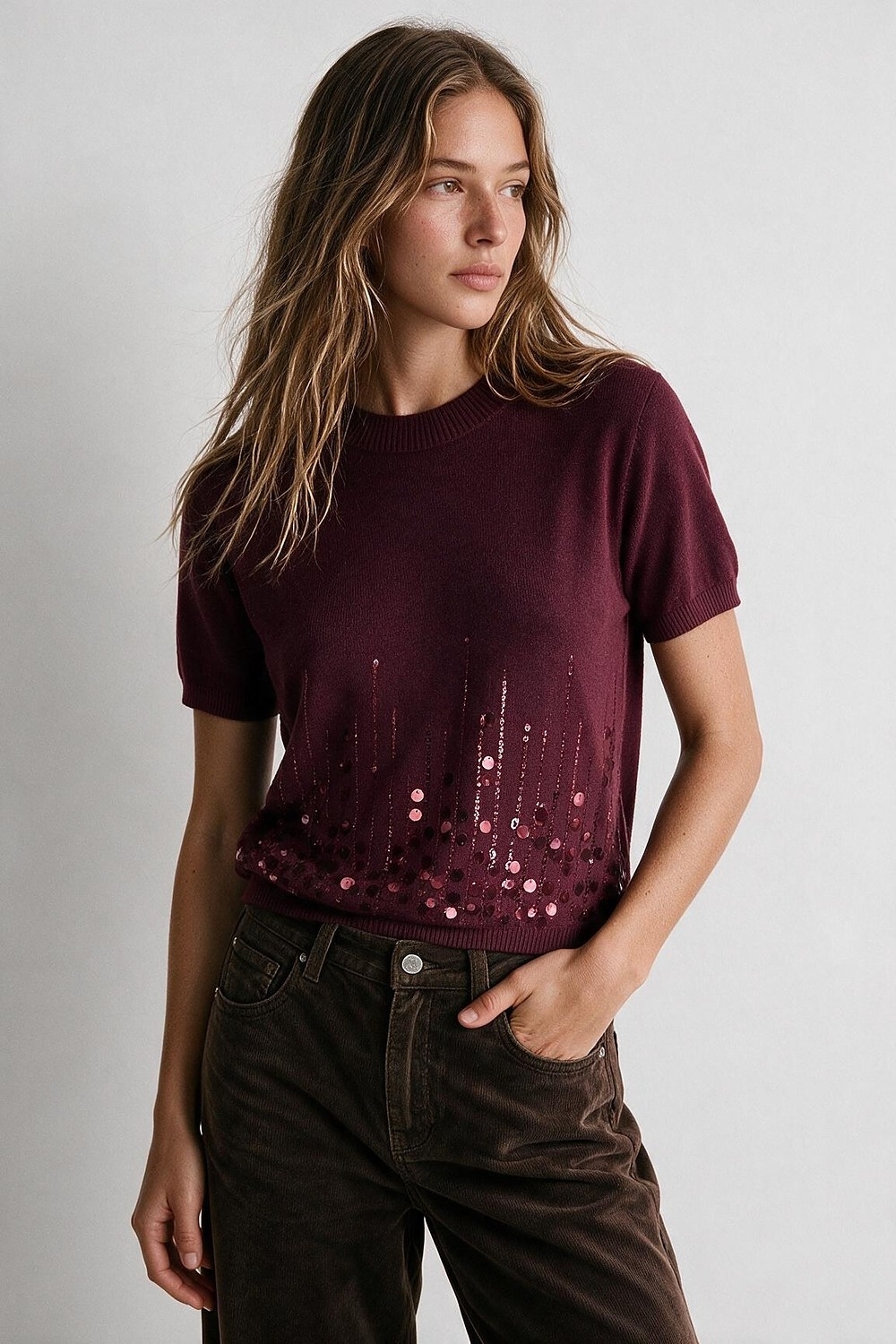Top de cuello redondo con lentejuelas y dobladillo de manga corta en punto fino burdeos