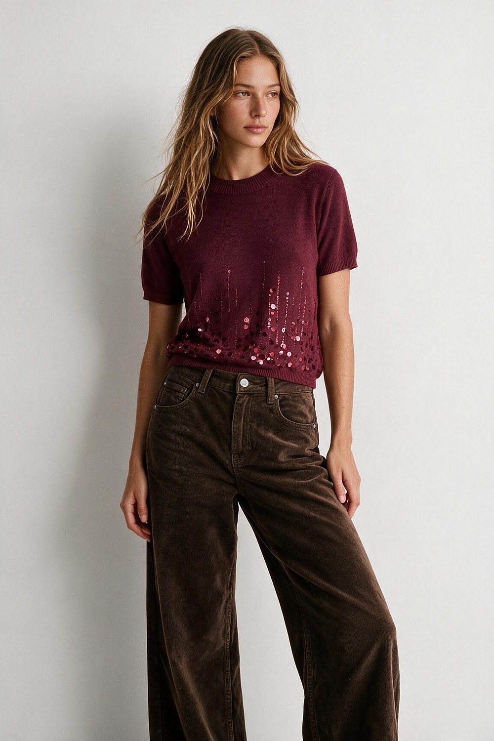 Top de cuello redondo con lentejuelas y dobladillo de manga corta en punto fino burdeos