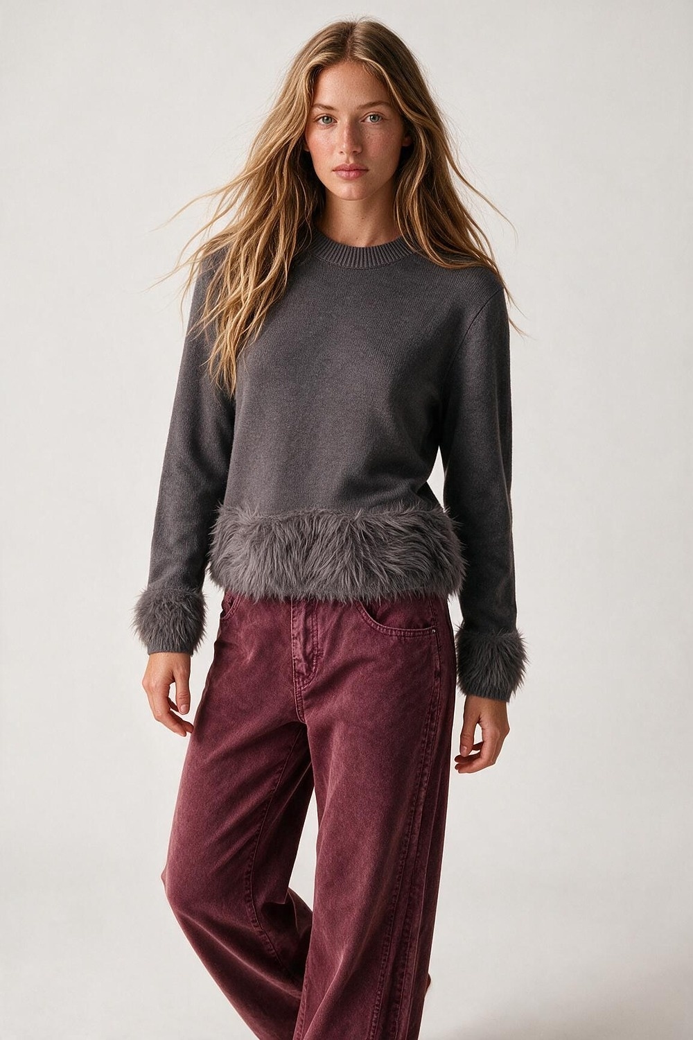 Suéter de punto fino gris con ribete de piel sintética y cuello redondo Suéter de punto fino gris con ribete de piel sintética y cuello redondo