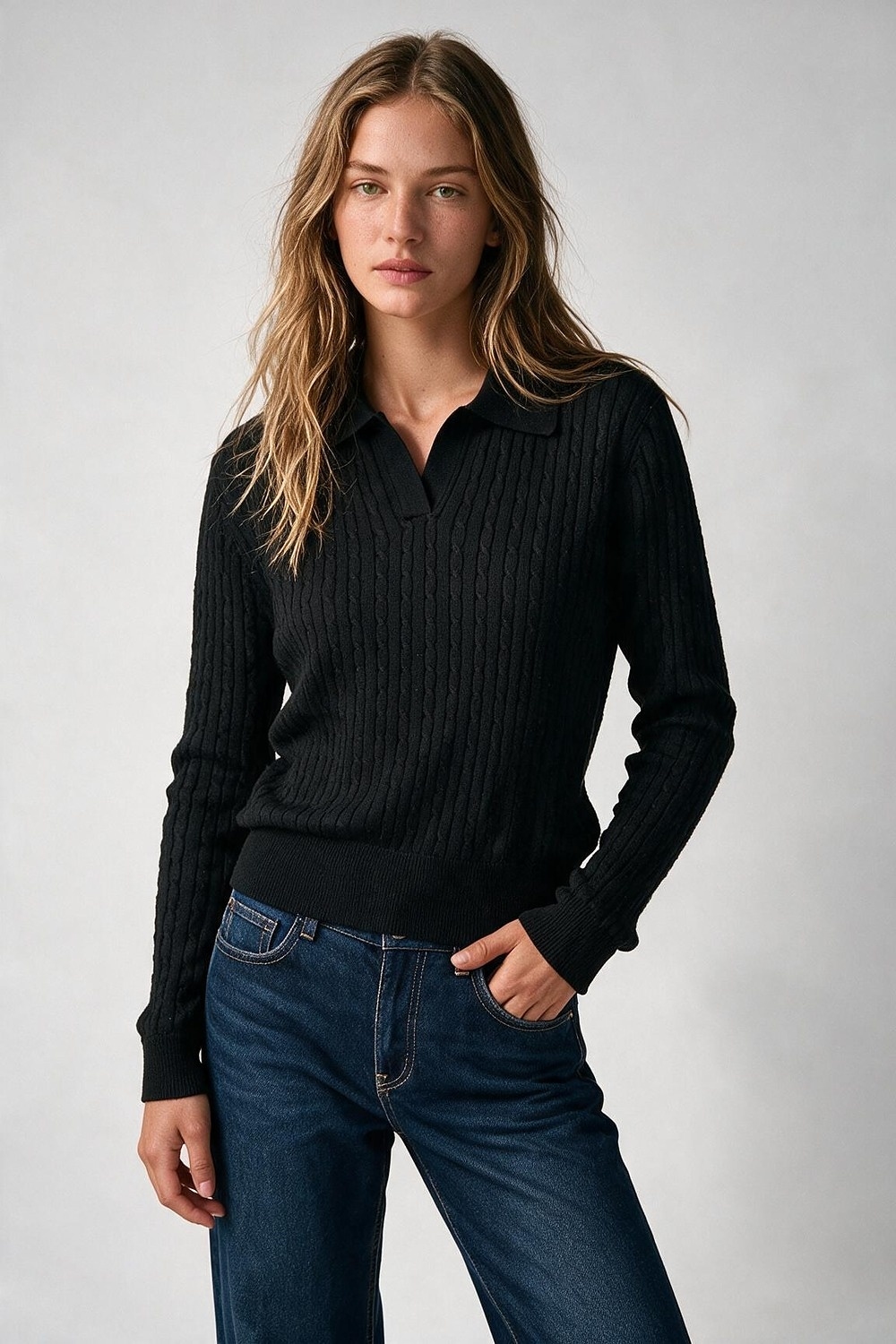 Su&eacute;ter de punto con cuello polo y ribete acanalado en mezcla de lana merino negra