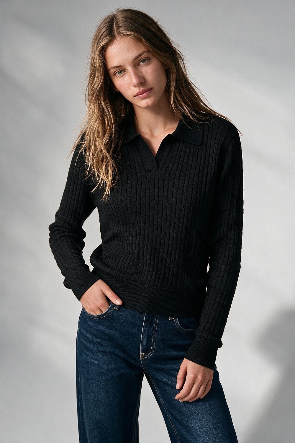 Su&eacute;ter de punto con cuello polo y ribete acanalado en mezcla de lana merino negra