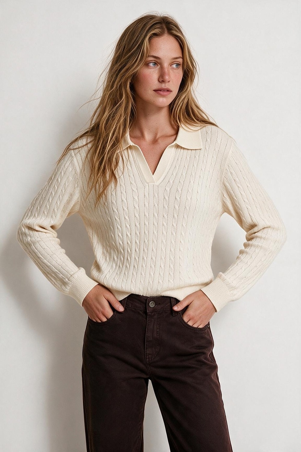Su&eacute;ter de cuello polo de punto trenzado de mezcla de lana merino color crema con ribete acanalado