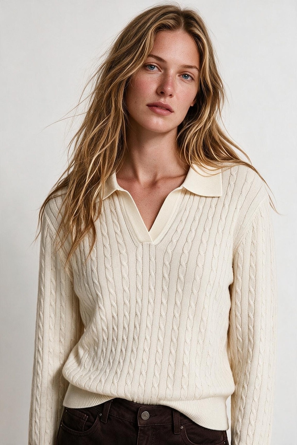 Su&eacute;ter de cuello polo de punto trenzado de mezcla de lana merino color crema con ribete acanalado