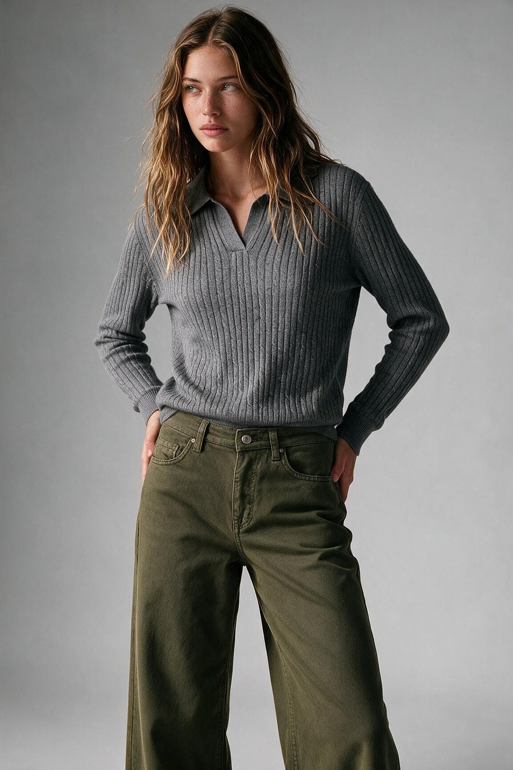 Su&eacute;ter de mezcla de lana merino gris con textura acanalada cuello tipo polo y abertura en el escote