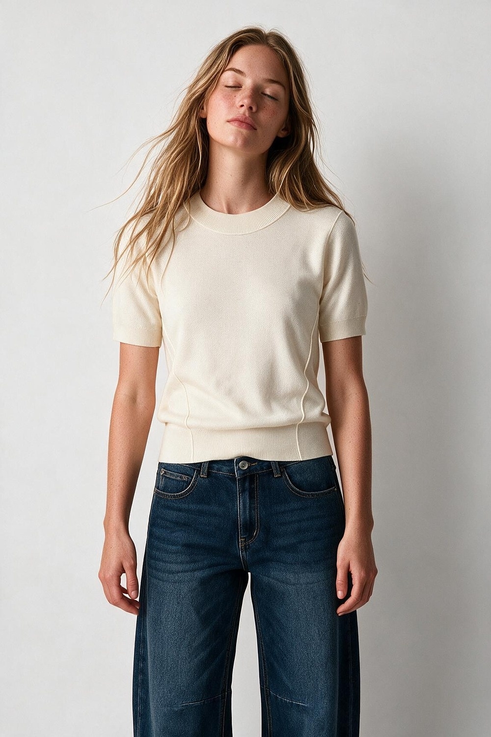 Su&eacute;ter de manga corta de punto fino acanalado en mezcla de lana merino color crema