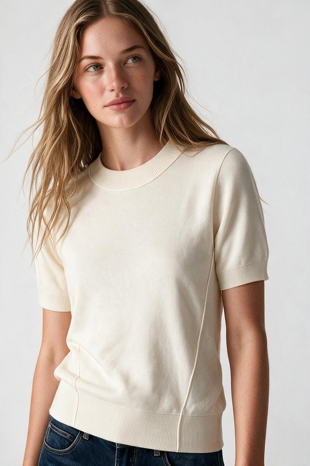 Su&eacute;ter de manga corta de punto fino acanalado en mezcla de lana merino color crema