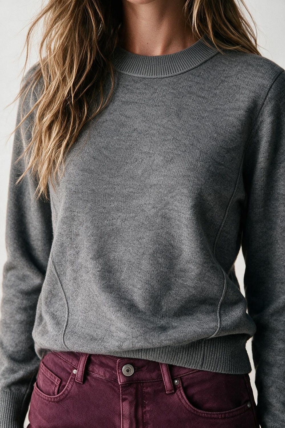 sueter mezcla de lana merino gris con mangas largas de punto fino y ribete acanalado