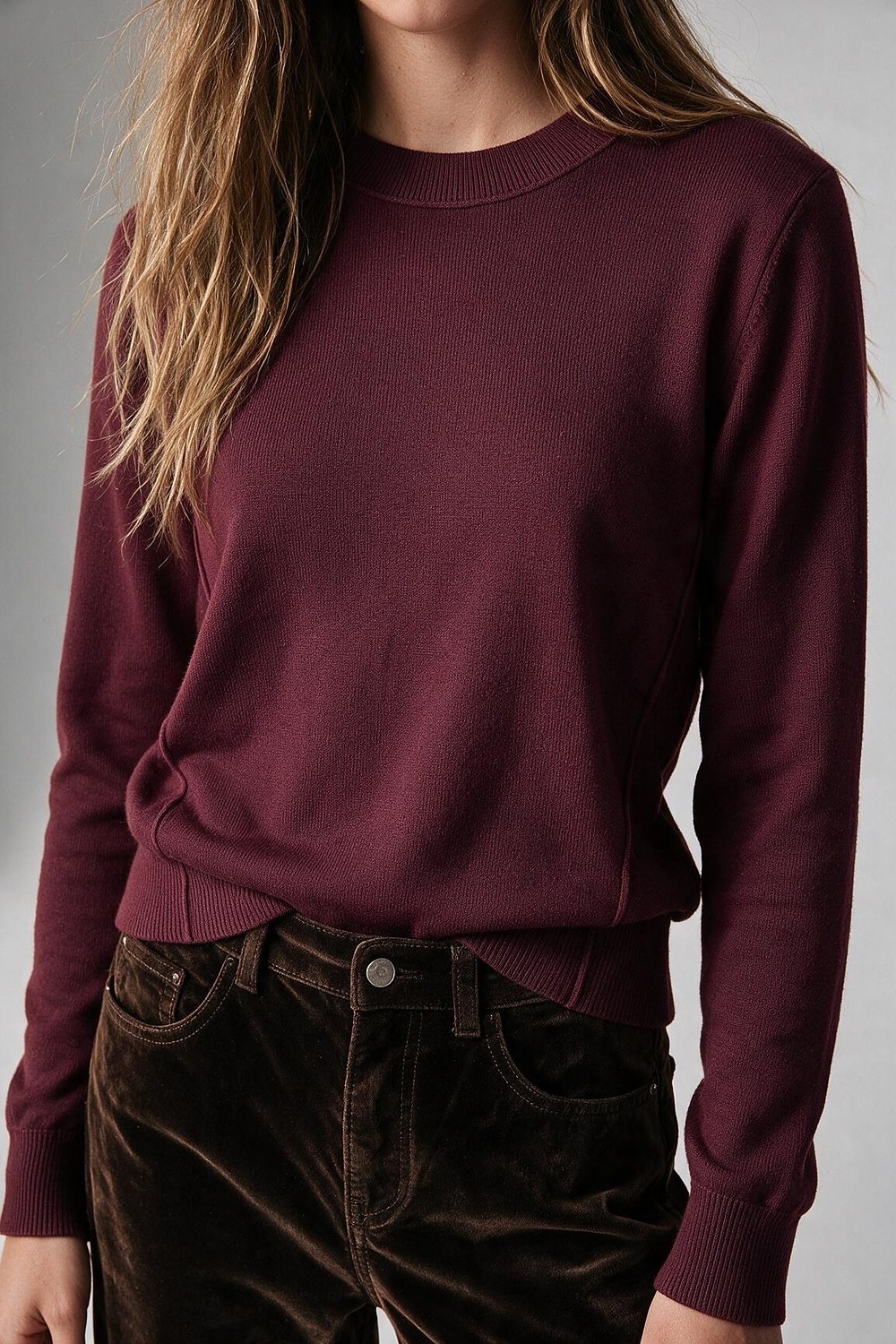 Su&eacute;ter de manga larga de punto fino con ribete acanalado en mezcla de lana merino color burdeos