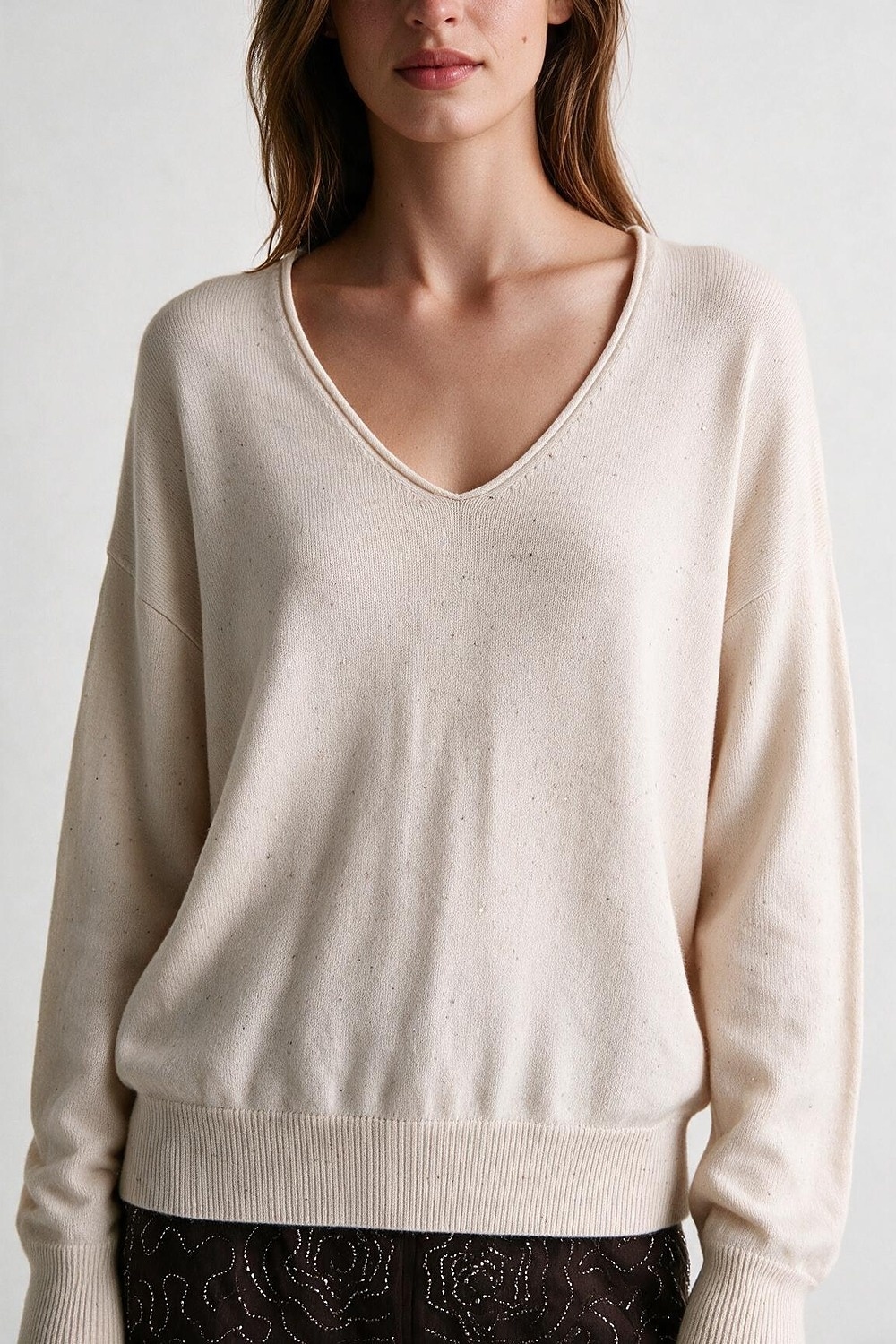 Su&eacute;ter de punto suave beige con cuello en V acanalado y adornado con lentejuelas