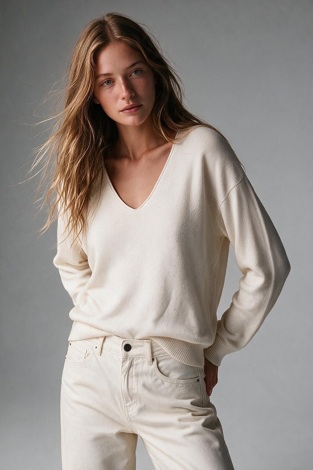 Su&eacute;ter de punto fino color crema con cuello en V ribete acanalado y lentejuelas adornadas