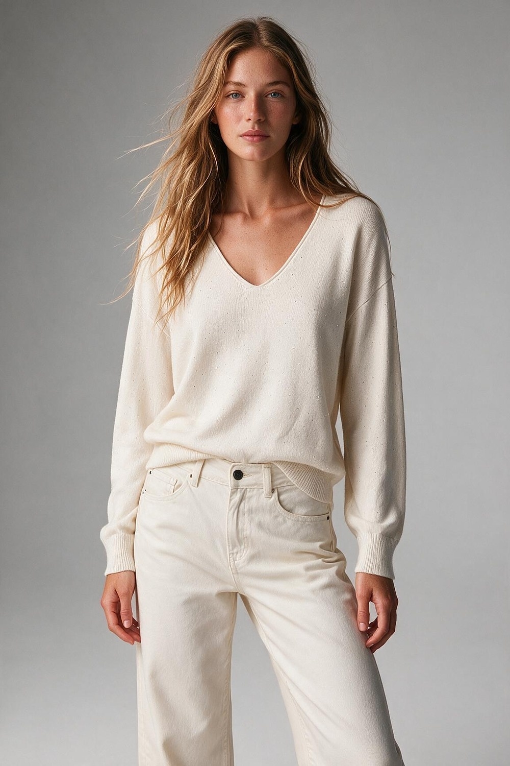 Su&eacute;ter de punto fino color crema con cuello en V ribete acanalado y lentejuelas adornadas