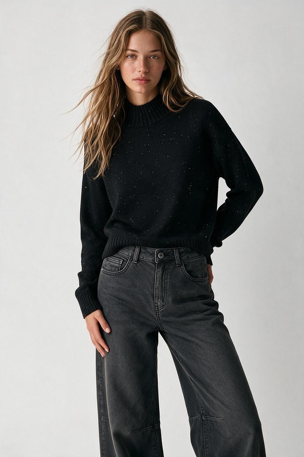 Suéter Negro de Cuello Simulado con Apliques de Lentejuelas y Tejido Suave Acanalado Suéter Negro de Cuello Simulado con Apliques de Lentejuelas y Tejido Suave Acanalado