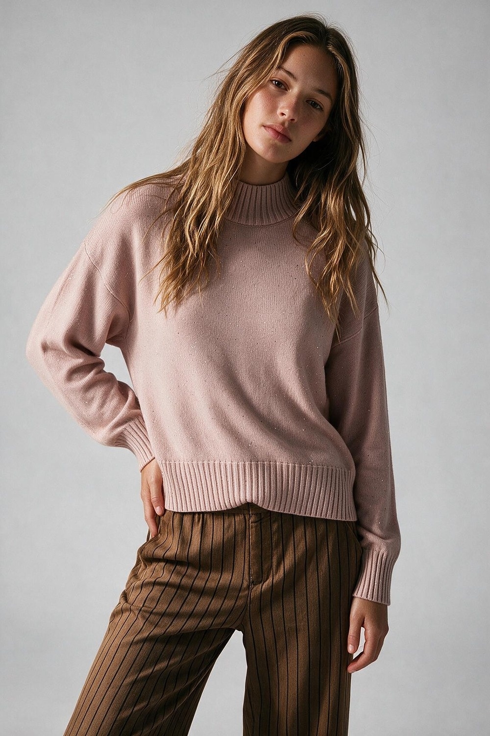 Su&eacute;ter de cuello alto acanalado de punto suave con lentejuelas adornadas de color rosa claro