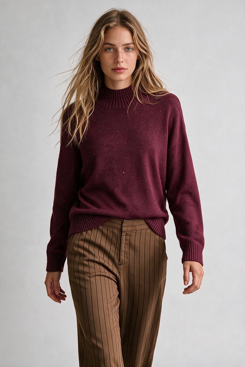 Suéter Burdeos con Cuello Alto Simulado de Punto Fino Acanalado y Lentejuelas Adornadas Suéter Burdeos con Cuello Alto Simulado de Punto Fino Acanalado y Lentejuelas Adornadas