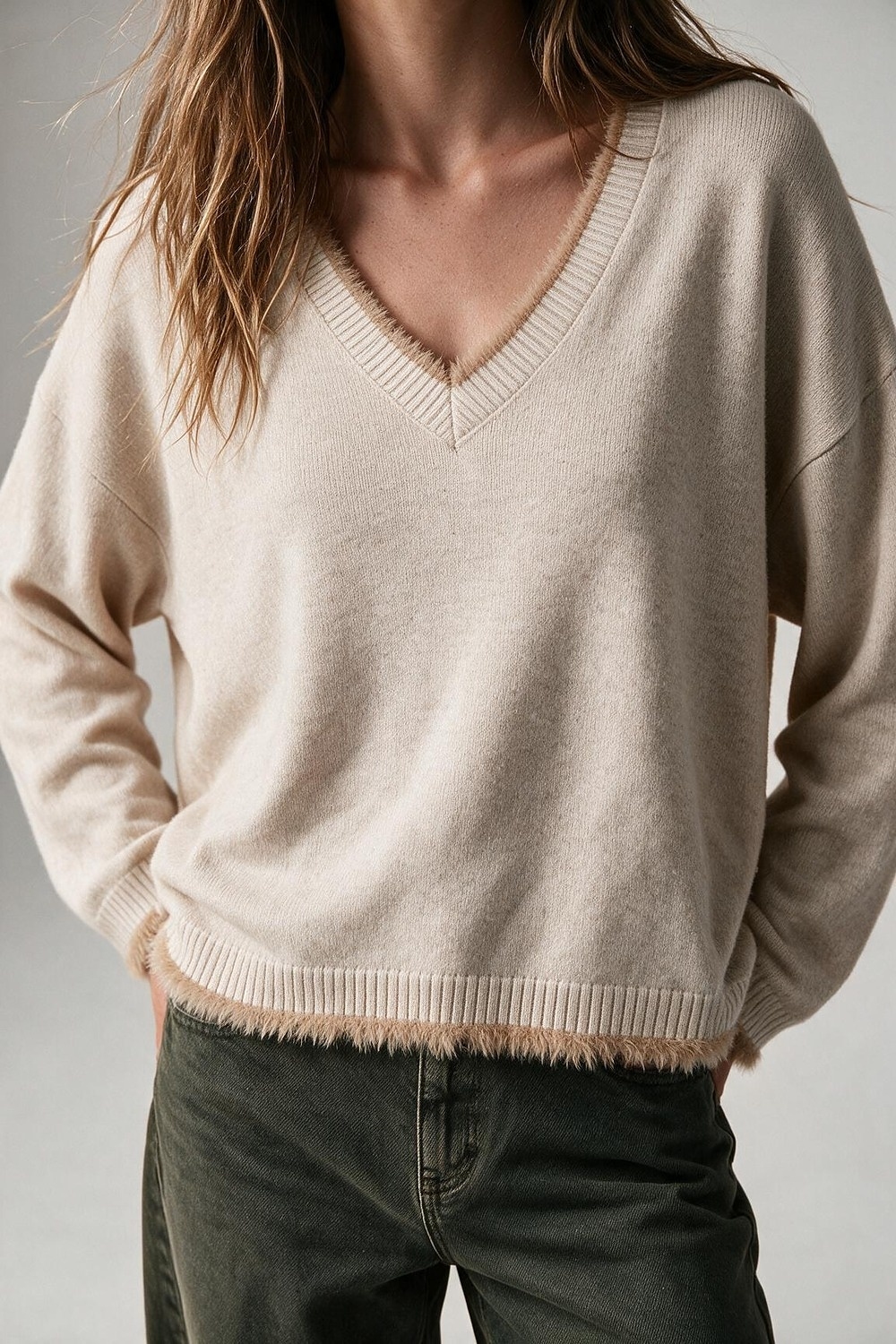 Su&eacute;ter beige de cuello en V con ribete de piel sint&eacute;tica