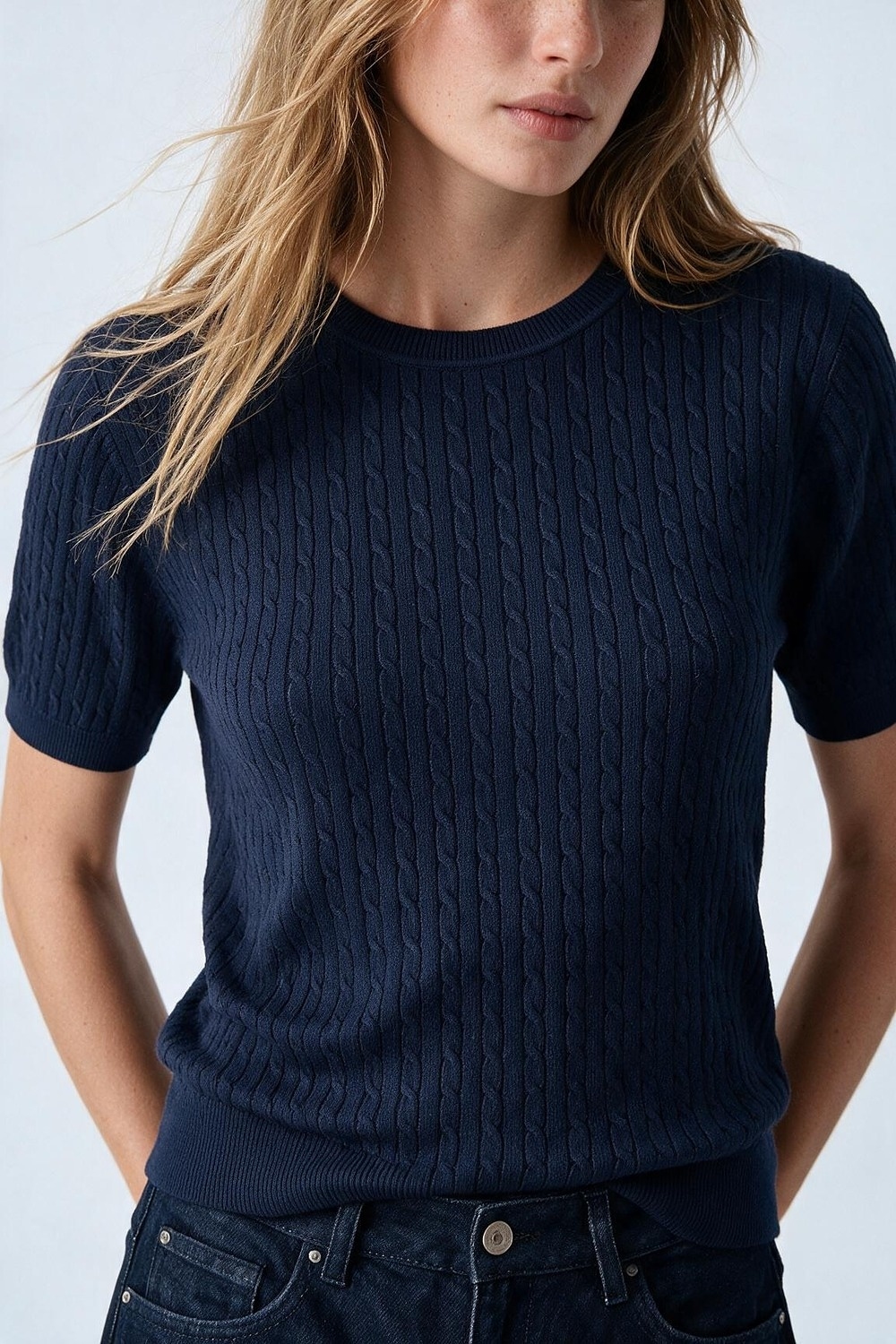 Top de Manga Corta con Cuello Redondo y Tejido de Punto Trenzado en Azul Marino
