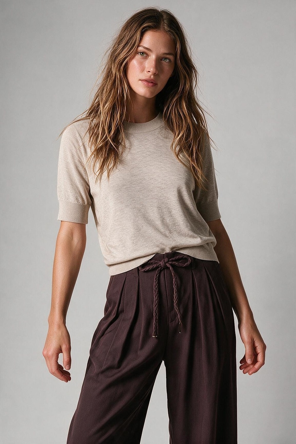 Su&eacute;ter Beige de Punto Fino con Cuello Redondo y Ribete Acanalado de Mezcla de Lana Merino