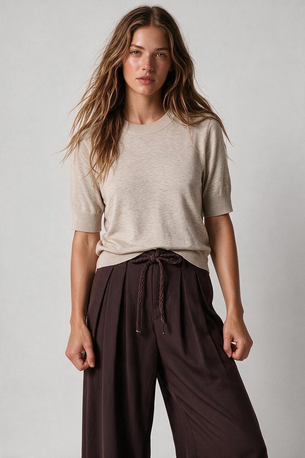 Su&eacute;ter Beige de Punto Fino con Cuello Redondo y Ribete Acanalado de Mezcla de Lana Merino