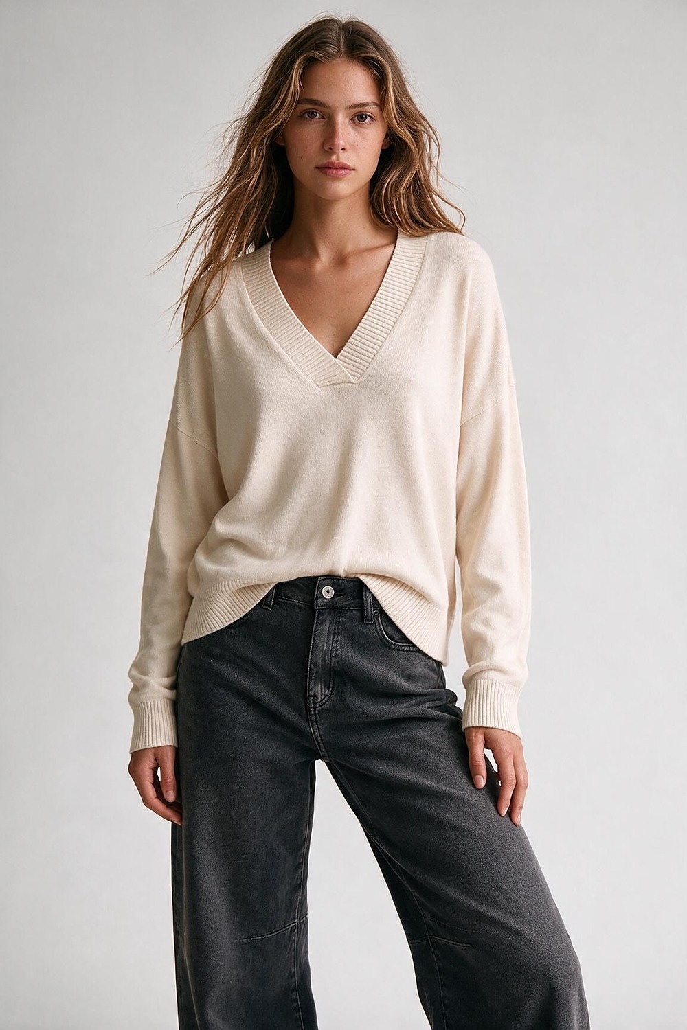Su&eacute;ter Beige de Punto Suave con Cuello en V Ancho y Ribete Relajado