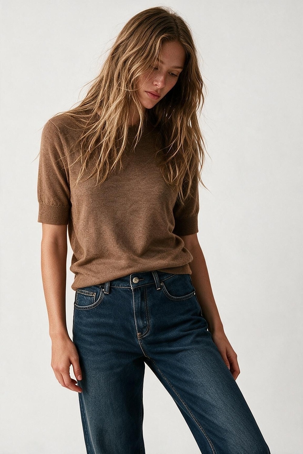 Su&eacute;ter de manga corta y cuello redondo de punto fino mezcla de lana merino en color camel