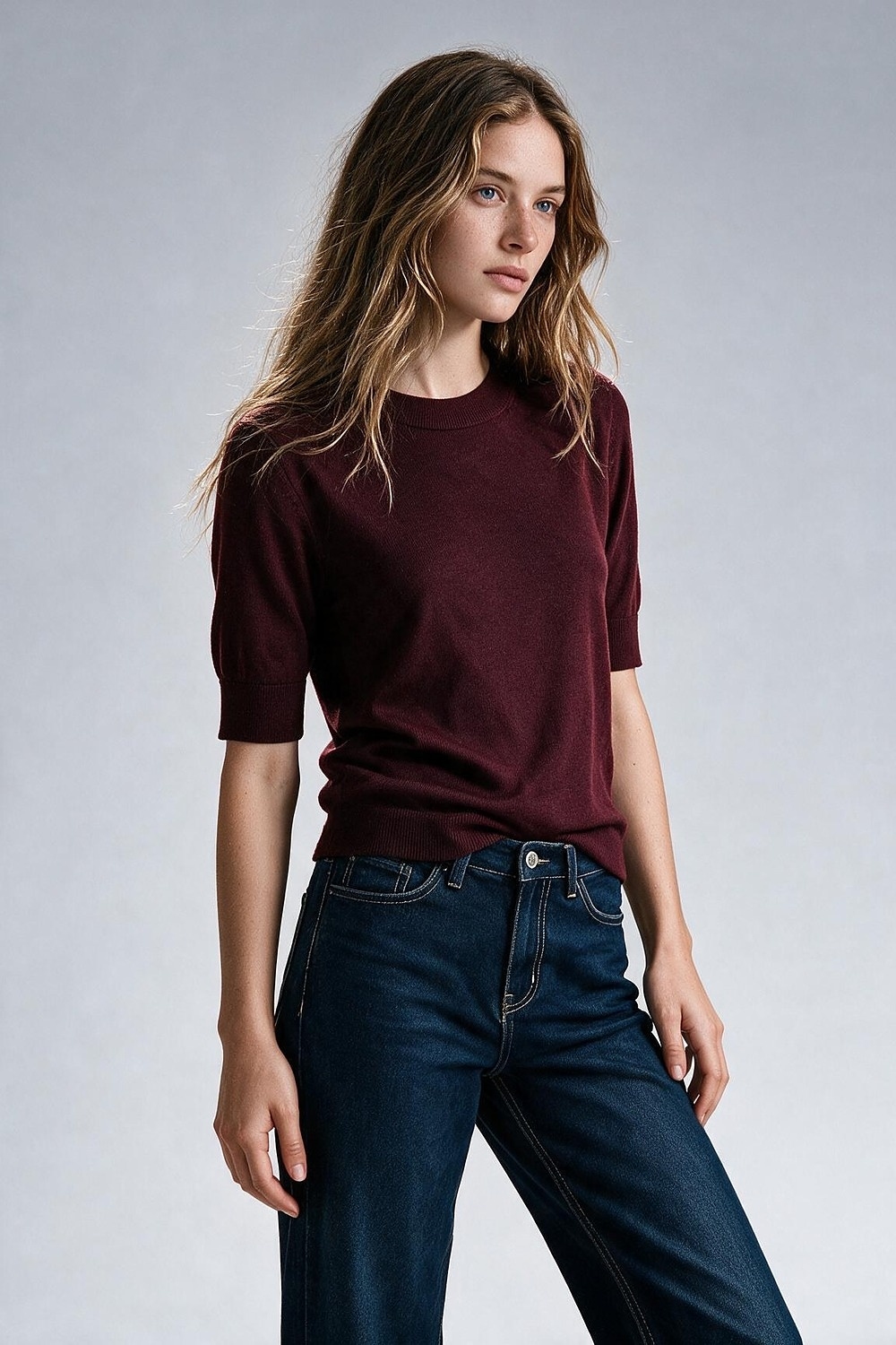 Su&eacute;ter de manga corta con cuello redondo de punto fino acanalado en mezcla de lana Merino color vino
