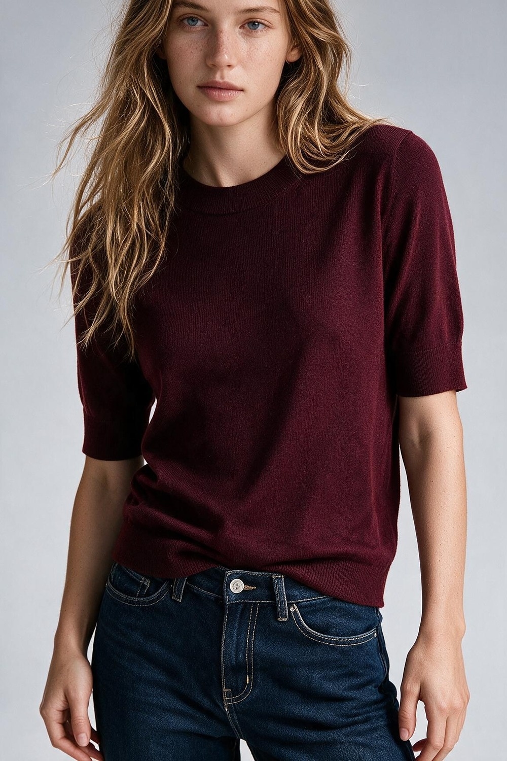 Su&eacute;ter de manga corta con cuello redondo de punto fino acanalado en mezcla de lana Merino color vino