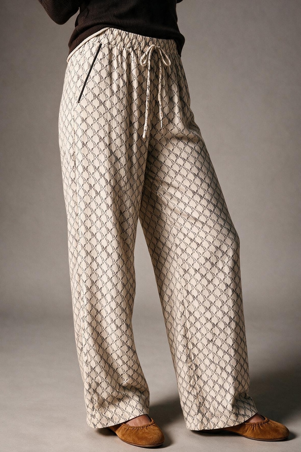 Pantalones anchos con cord&oacute;n acolchados de estampado de caballos color crema