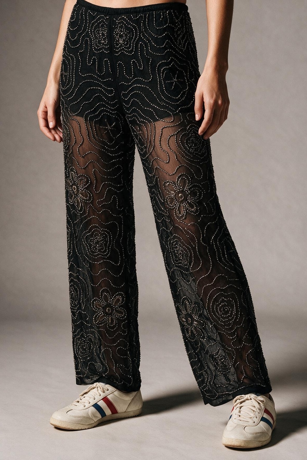 Pantalones anchos de malla transparente con cuentas florales negras y lentejuelas Pantalones anchos de malla transparente con cuentas florales negras y lentejuelas