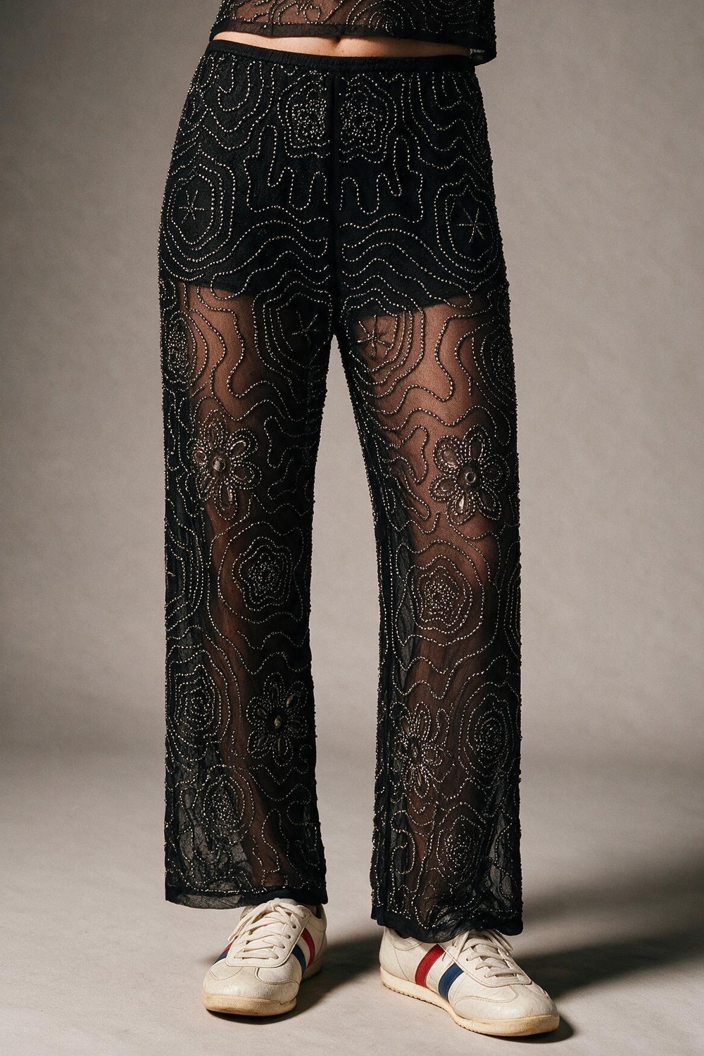 Pantalones anchos de malla transparente con cuentas florales negras y lentejuelas Pantalones anchos de malla transparente con cuentas florales negras y lentejuelas