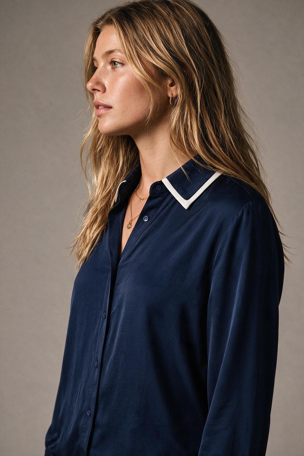 Camisa frontal con botones de sat&eacute;n ligero con cuello de contraste en azul marino