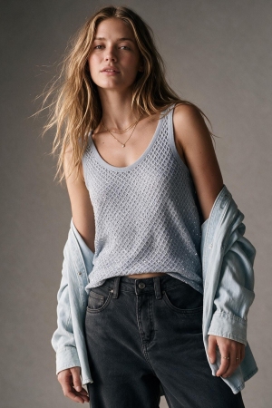 Top corto de punto crochet con lentejuelas azul claro y cuello en V