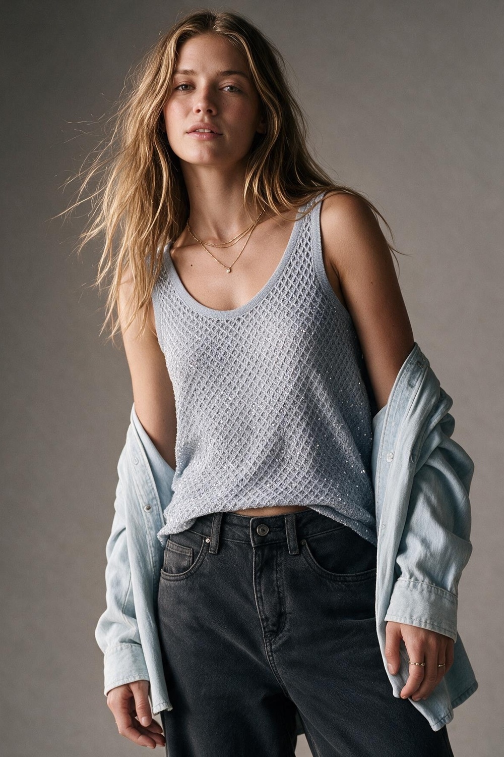 Top corto de punto crochet con lentejuelas azul claro y cuello en V