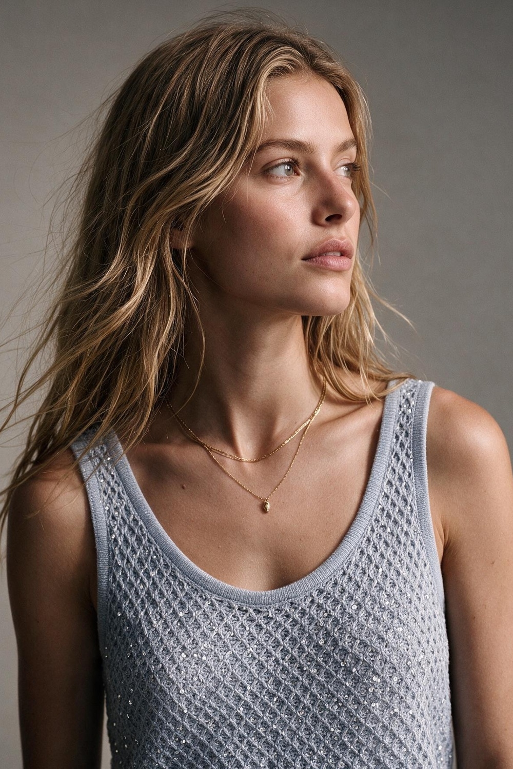 Top corto de punto crochet con lentejuelas azul claro y cuello en V