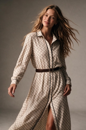 Vestido camisero maxi con cinturón y estampado de caballos crema