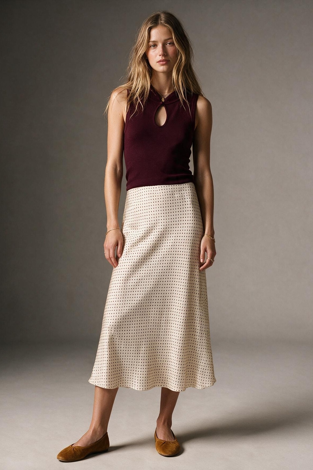 Falda midi de sat&eacute;n con corte al bies y estampado de lunares beige sin pretina