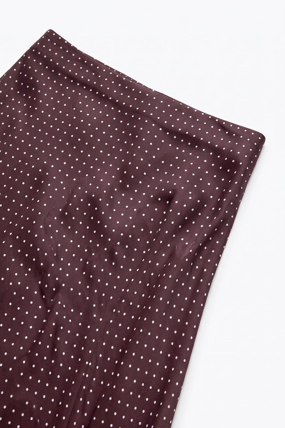 Falda midi acampanada de sat&eacute;n liviano con estampado de lunares burdeos sin cinturilla