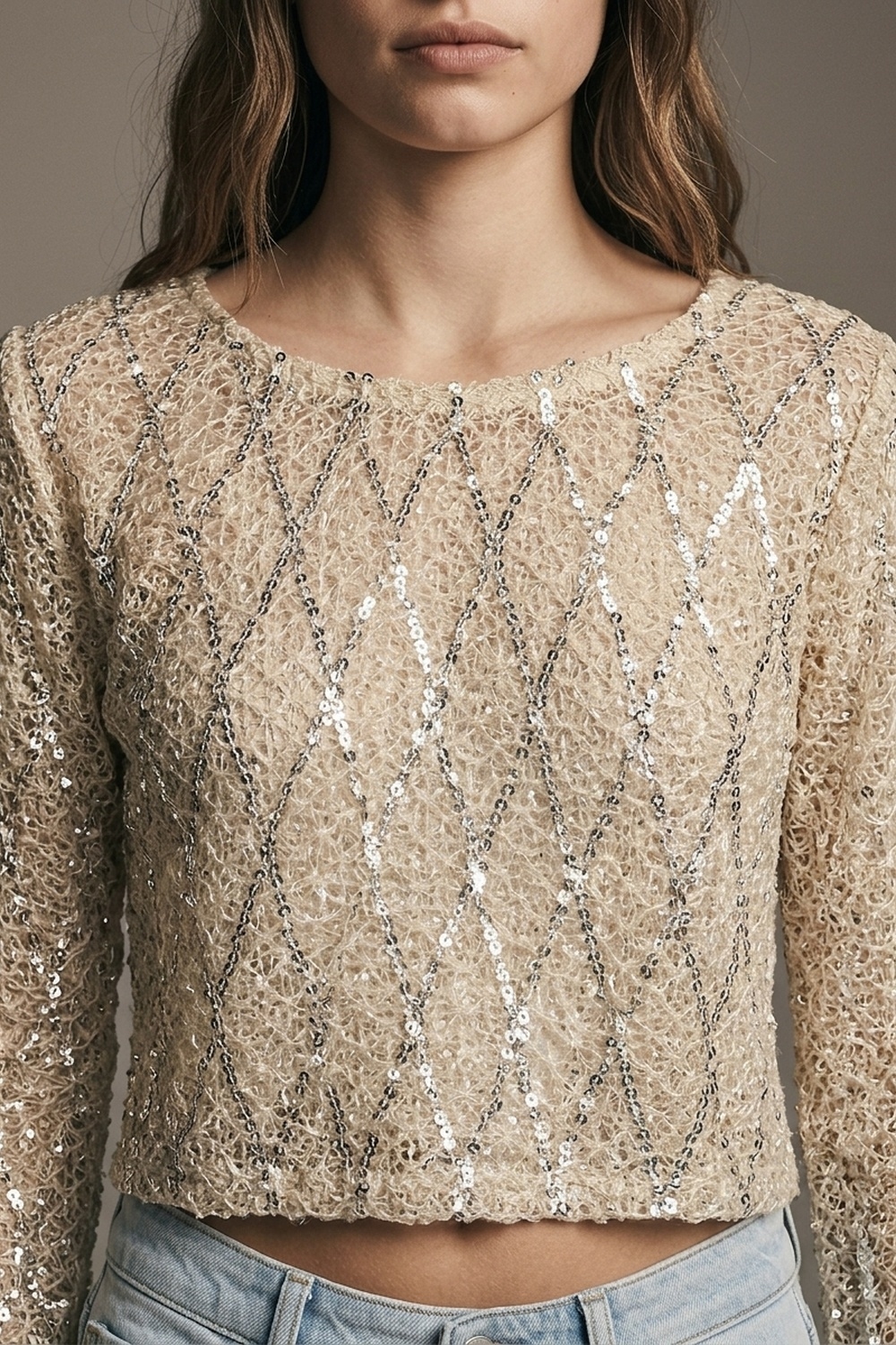 Beige Top Corto de Manga Larga de Malla Transparente con Lentejuelas y Diamantes Beige Top Corto de Manga Larga de Malla Transparente con Lentejuelas y Diamantes