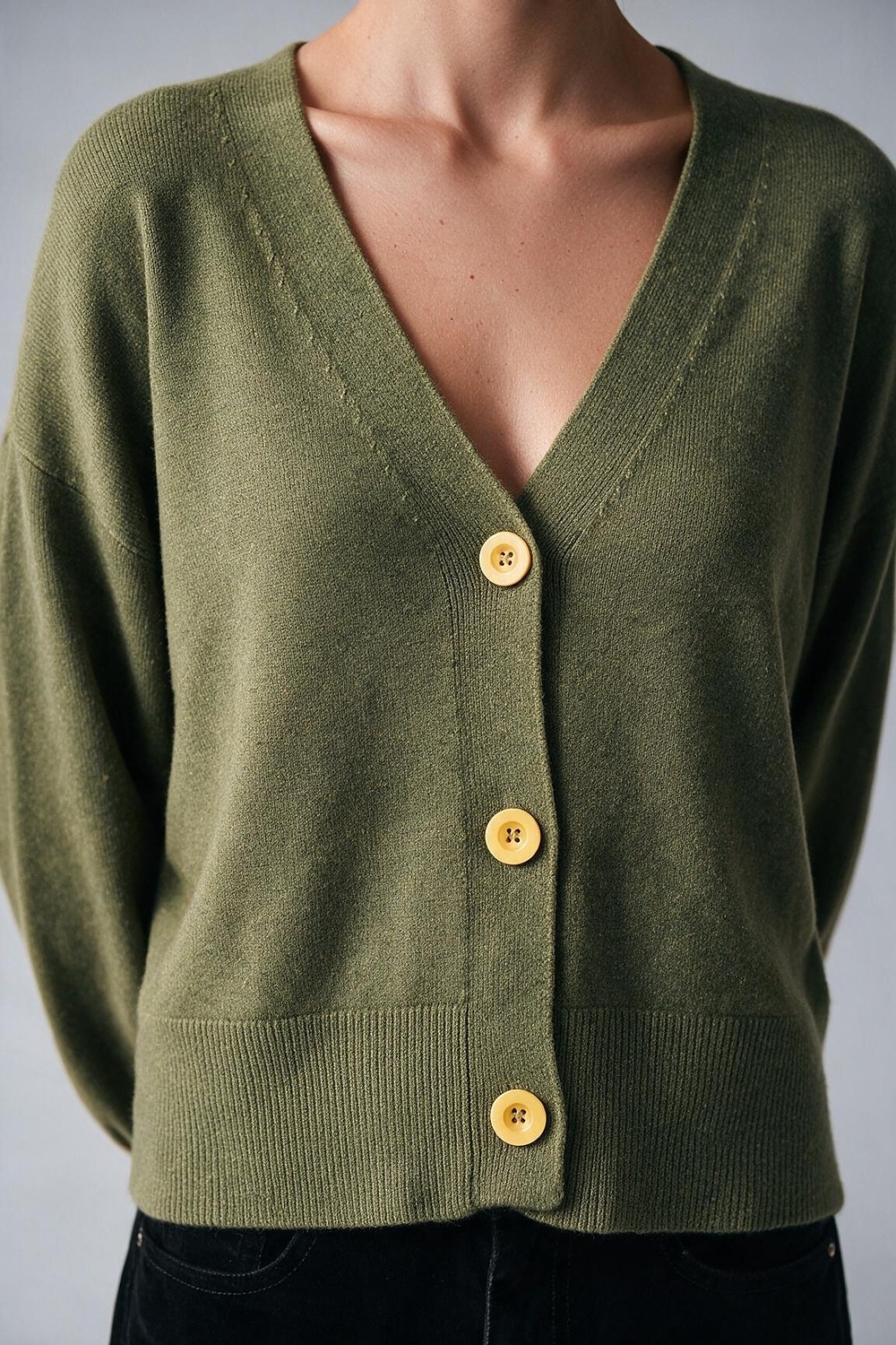 Cárdigan básico con cuello de pico y manga larga en verde Cárdigan básico con cuello de pico y manga larga en verde