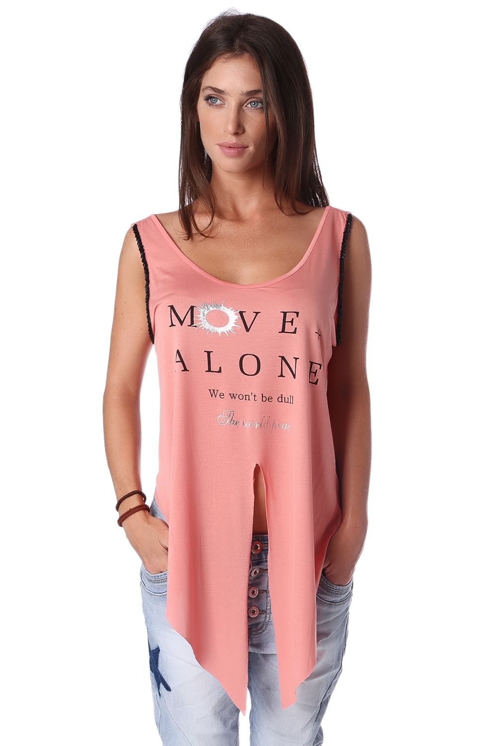 Top sin mangas color coral con logo y abertura central