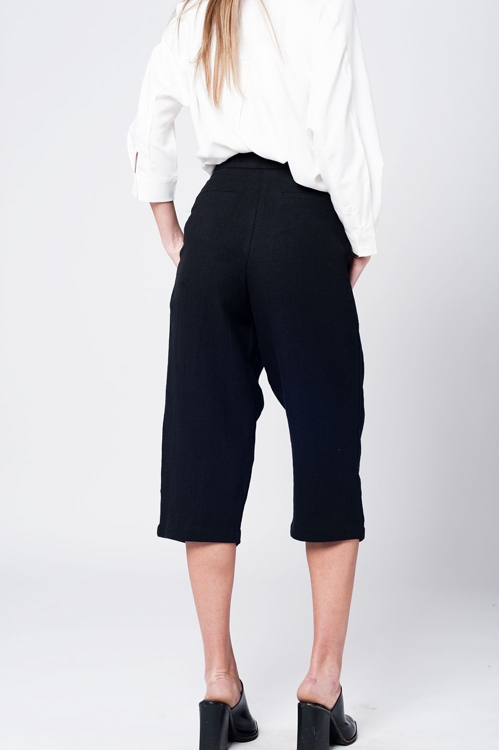 Pantalon a media pierna de lino negro con detalle de pinzas Pantalon a media pierna de lino negro con detalle de pinzas