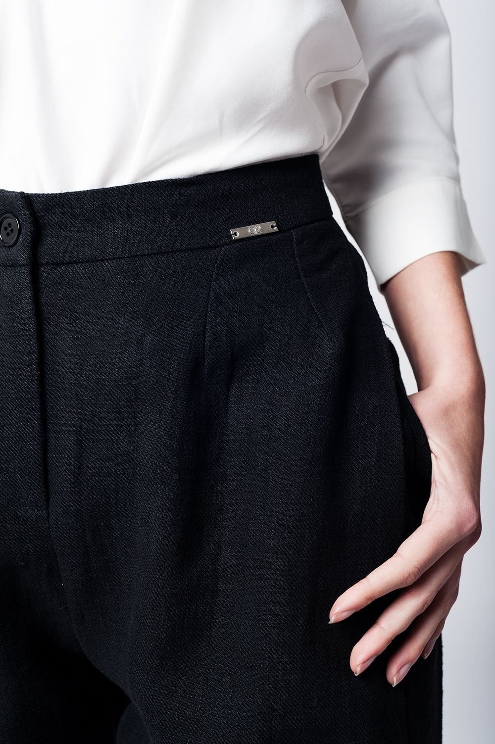 Pantalon a media pierna de lino negro con detalle de pinzas Pantalon a media pierna de lino negro con detalle de pinzas
