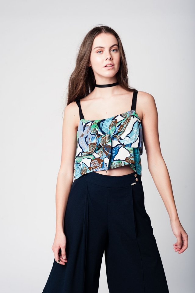 Top corto azul con estampado de hojas y tirantes negros