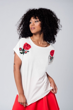 Camiseta blanca con bordado de rosas