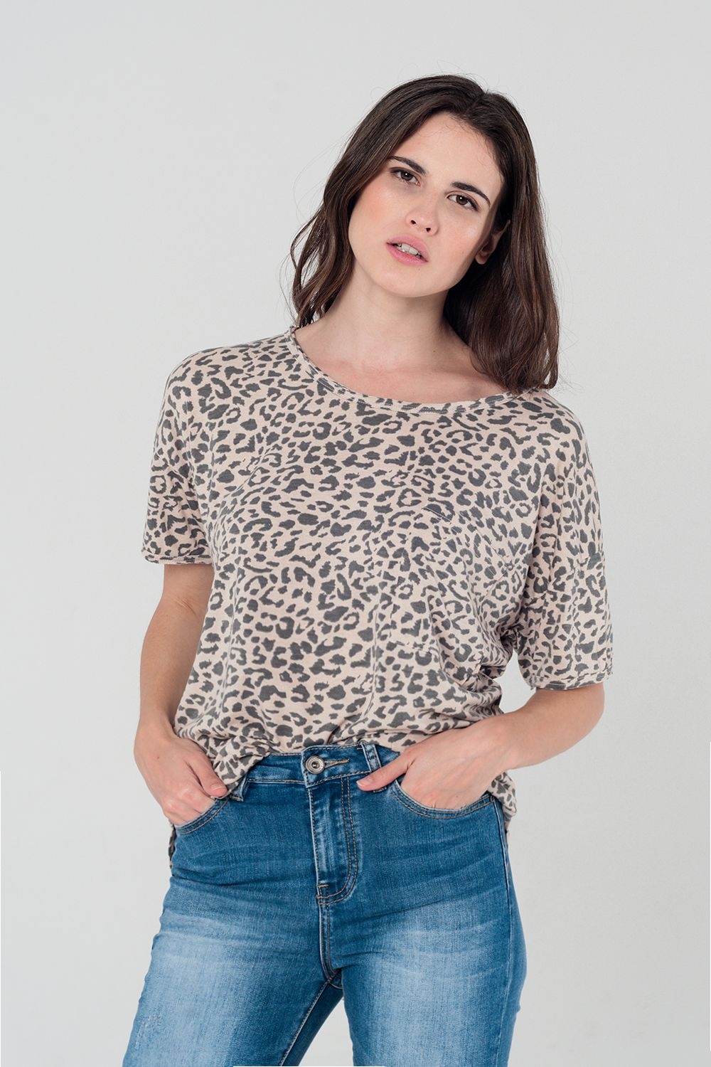Camiseta de leopardo rosa con detalle de cordones en la espalda Camiseta de leopardo rosa con detalle de cordones en la espalda