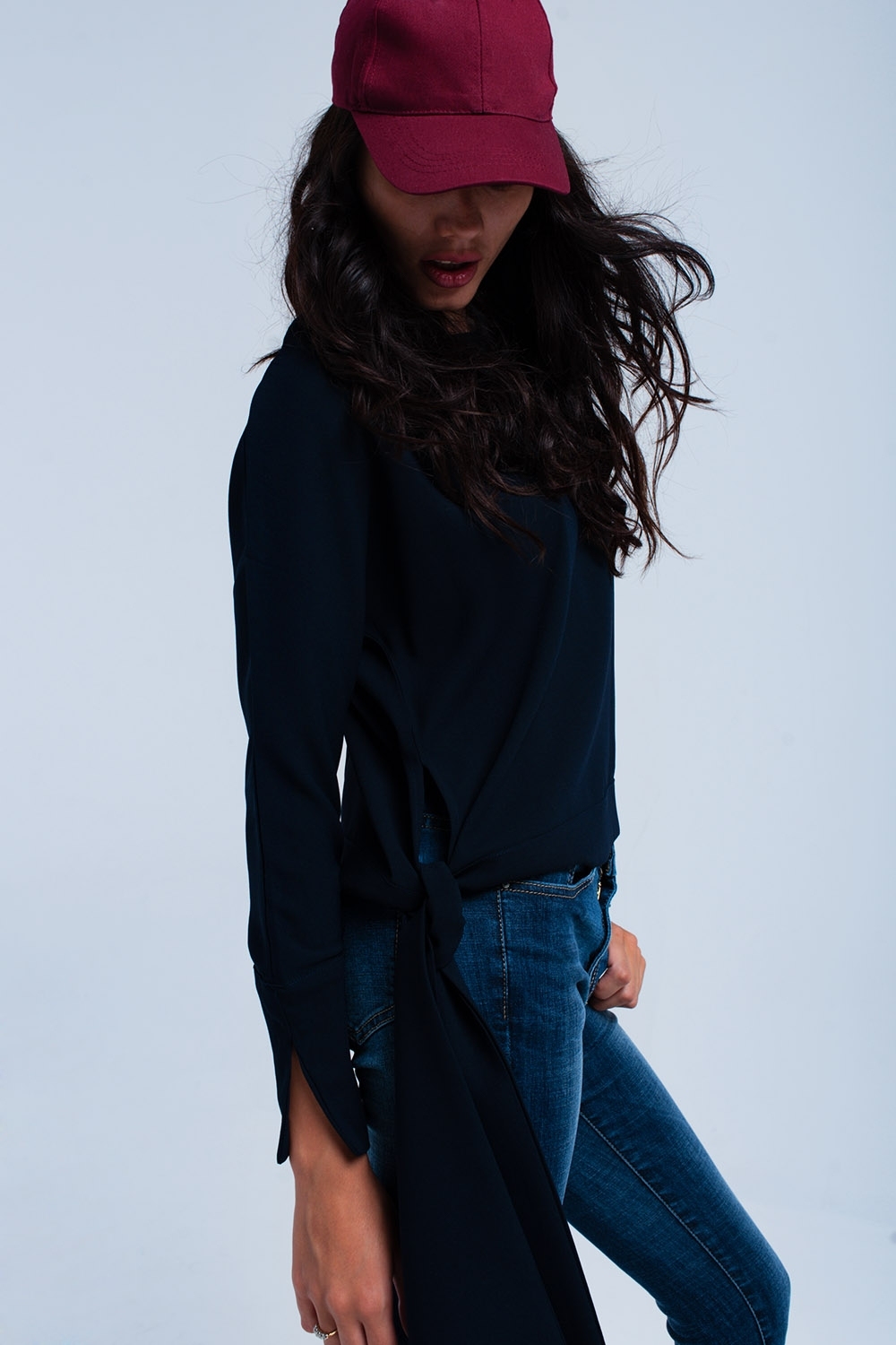 Camisa azul con lazo en el lateral
