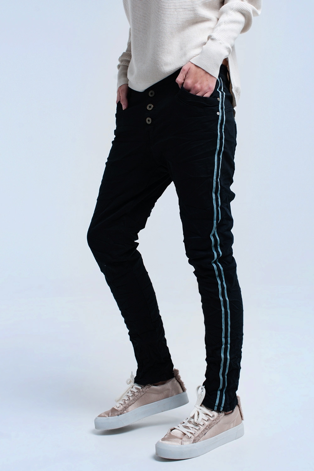 Jeans boyfriend negros con botones
