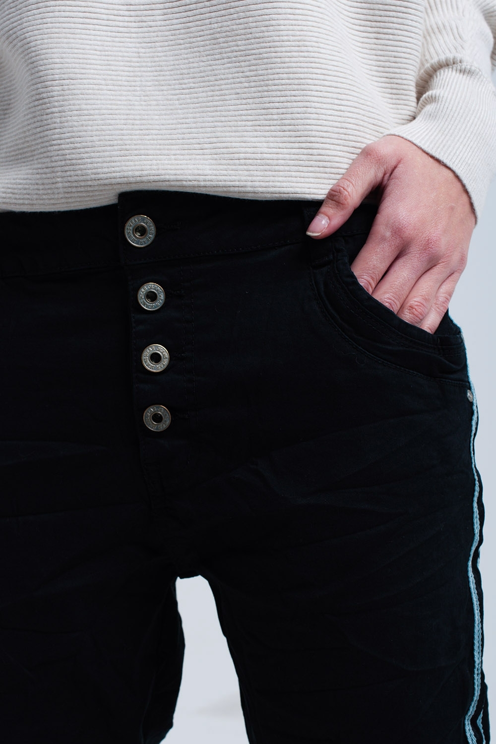 Jeans boyfriend negros con botones
