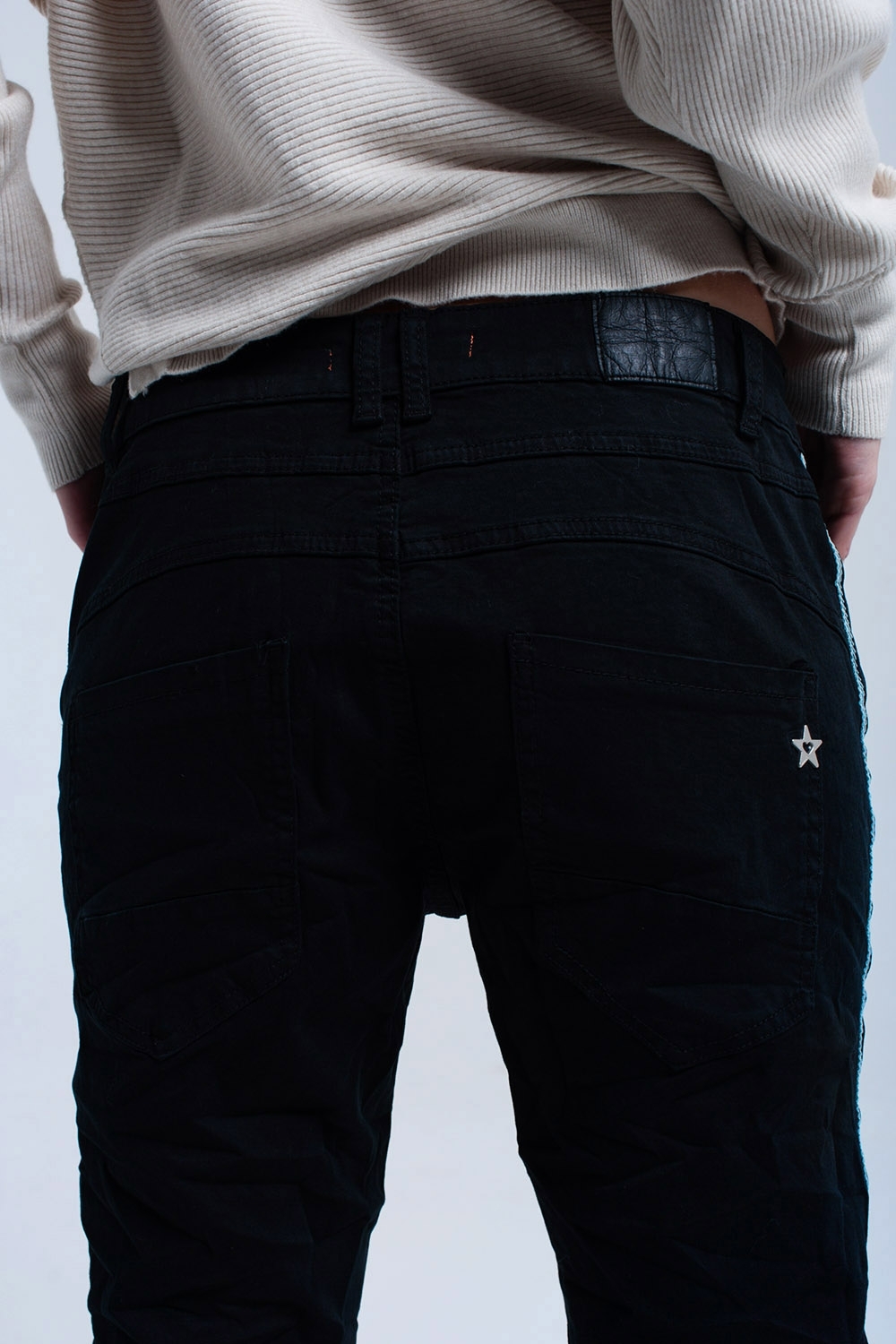 Jeans boyfriend negros con botones